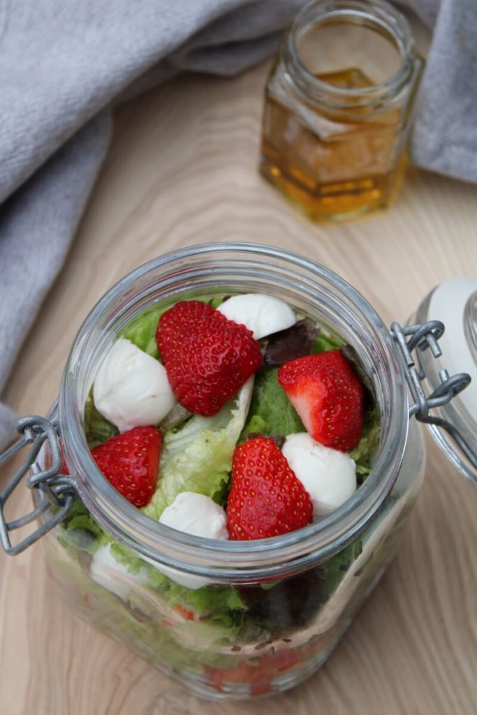 Blattsalat im Glas mit Erdbeeren und Mozzarella