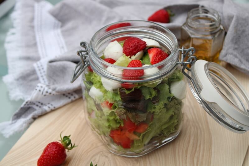 Blattsalat im Glas mit Erdbeeren und Mozzarella