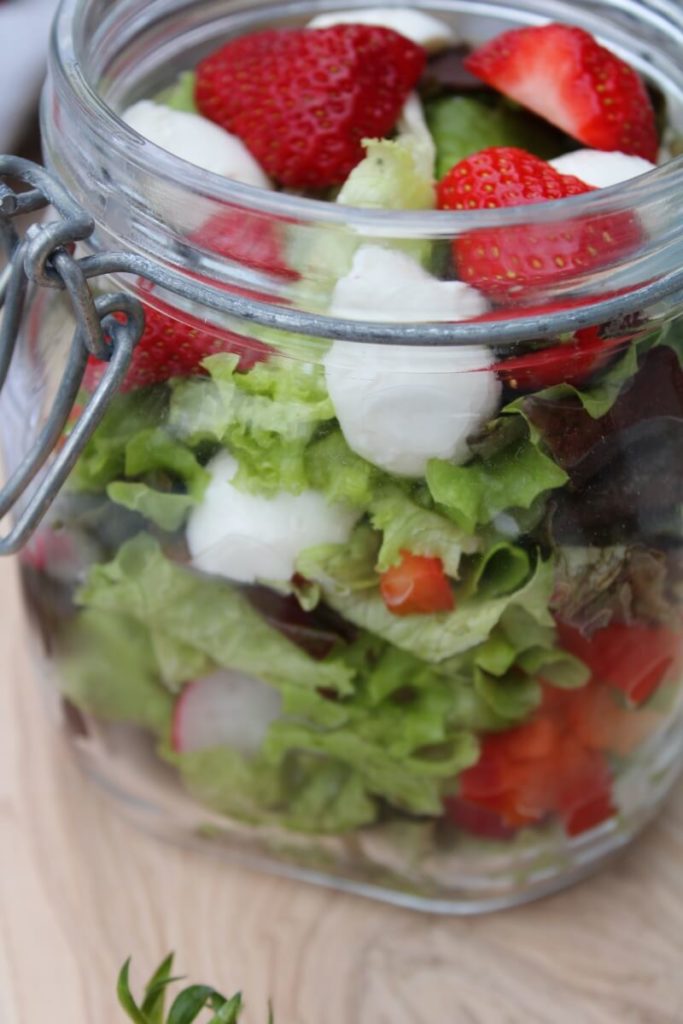 Blattsalat im Glas mit Erdbeeren und Mozzarella