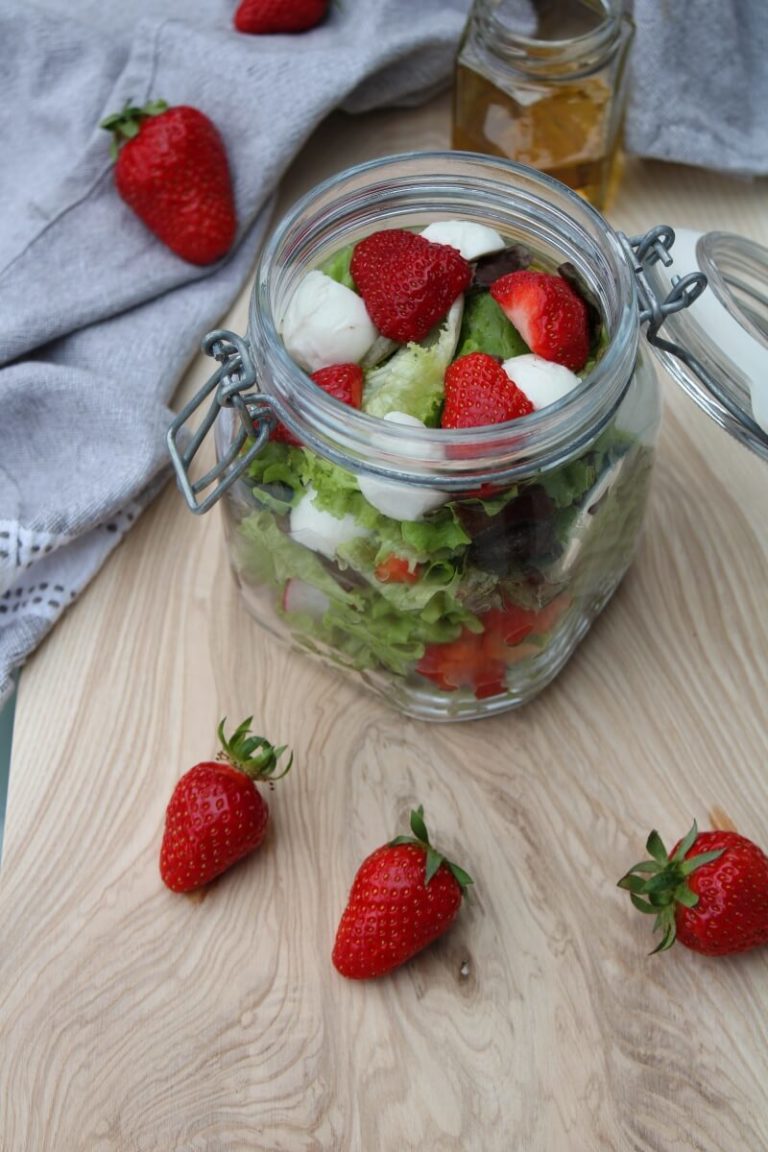 Blattsalat im Glas mit Erdbeeren und Mozzarella