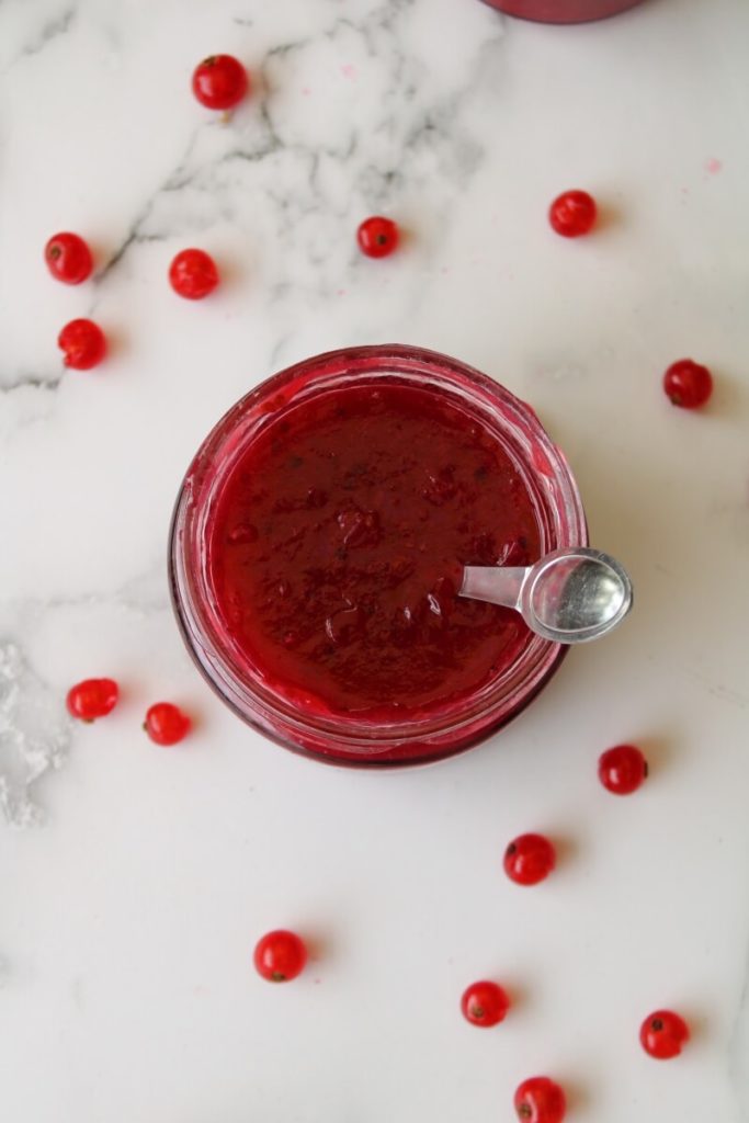 Johannisbeer Prosecco Marmelade mit weißer Schokolade