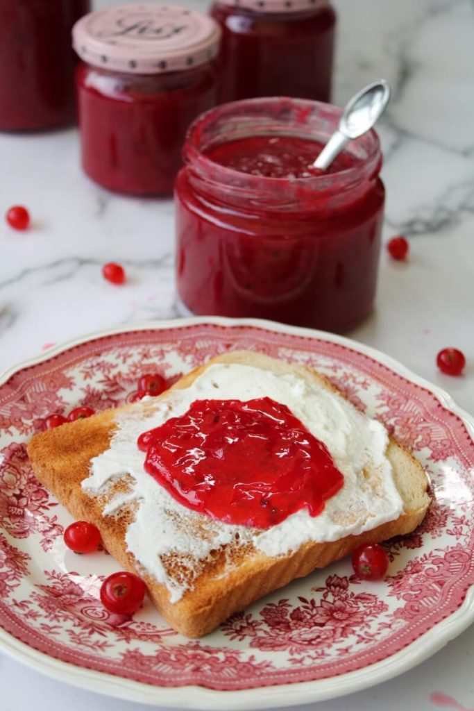 Johannisbeer Prosecco Marmelade mit weißer Schokolade