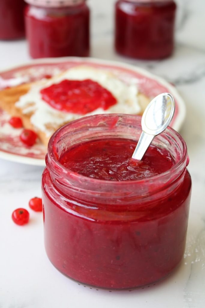 Johannisbeer Prosecco Marmelade mit weißer Schokolade