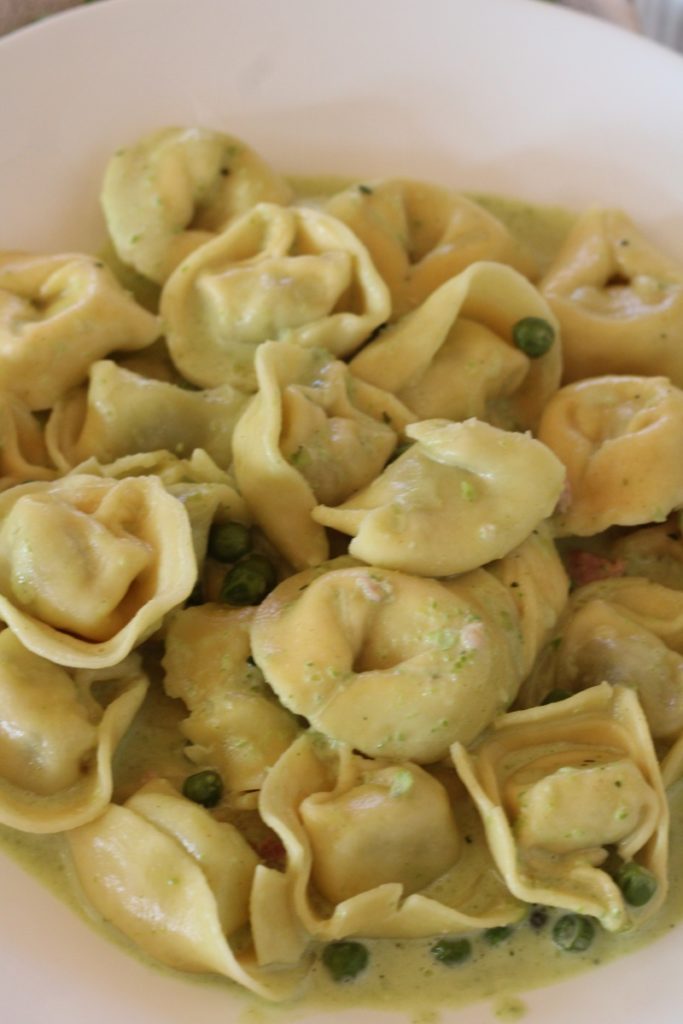 Tortellini mit cremiger Erbsen-Käsesoße