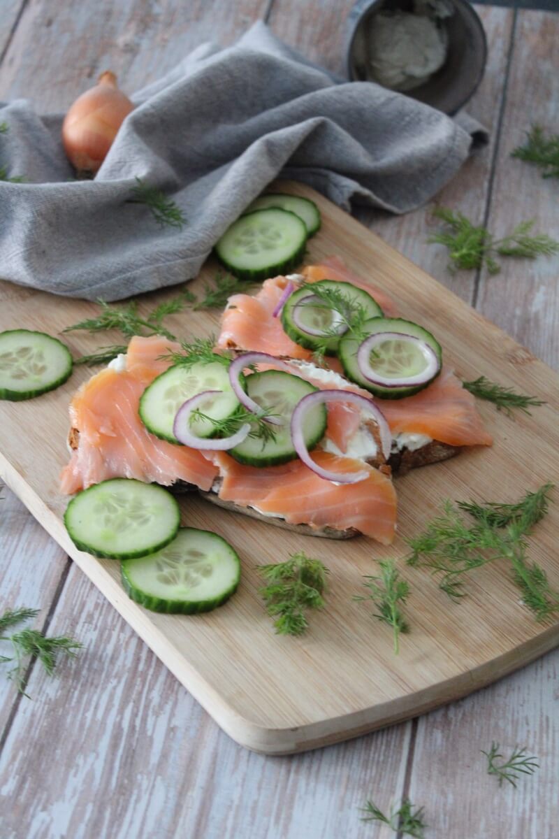 Lachs Brot mit Meerrettich Frischkäse Creme