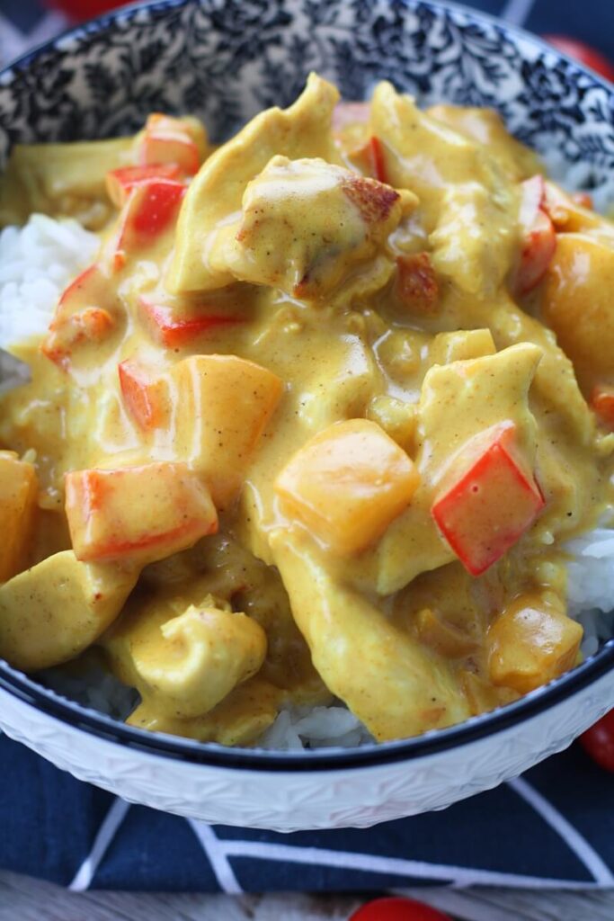 Hähnchen-Curry mit Pfirsich und Paprika