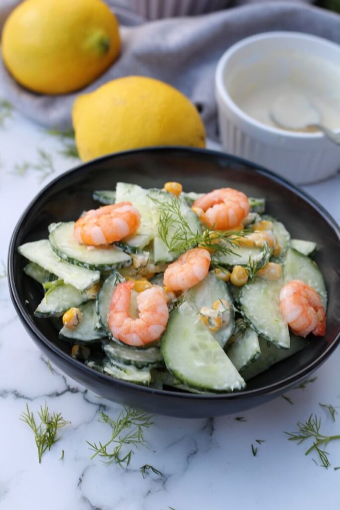 Gurken-Maissalat mit Garnelen