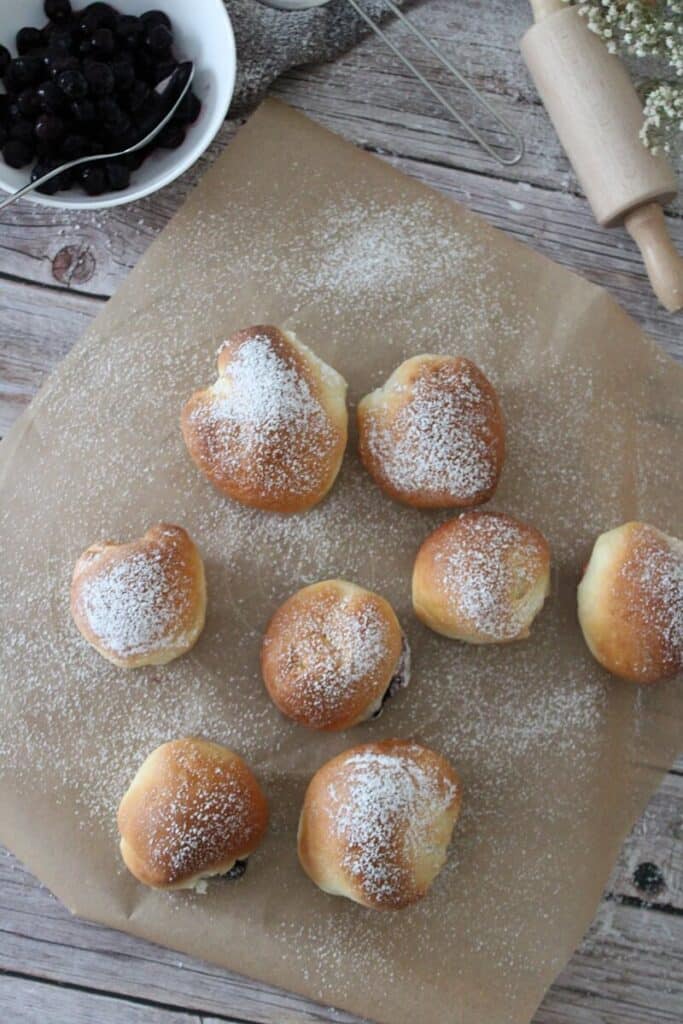 Süße Brötchen mit Heidelbeerfüllung