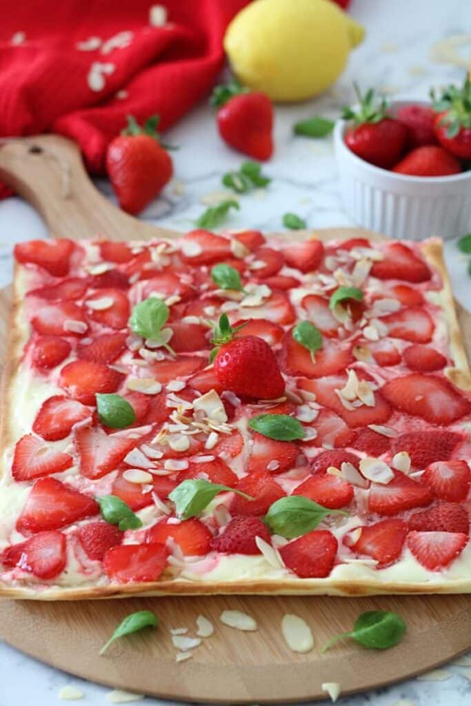 Süßer Flammkuchen mit Erdbeeren