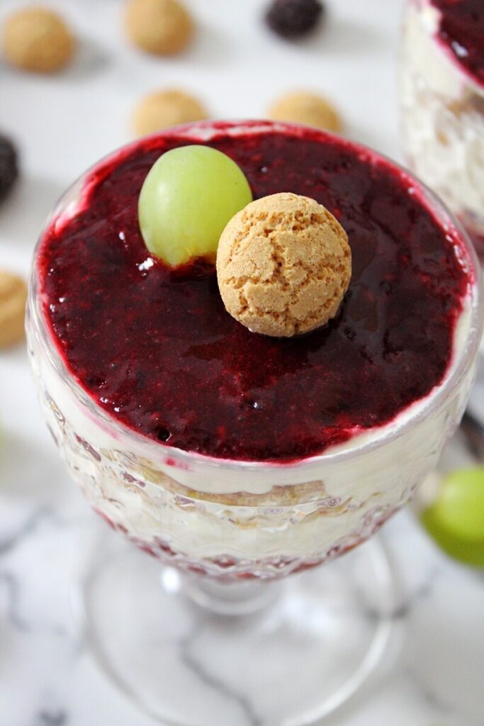 Brombeer-Trauben-Creme mit Amarettini