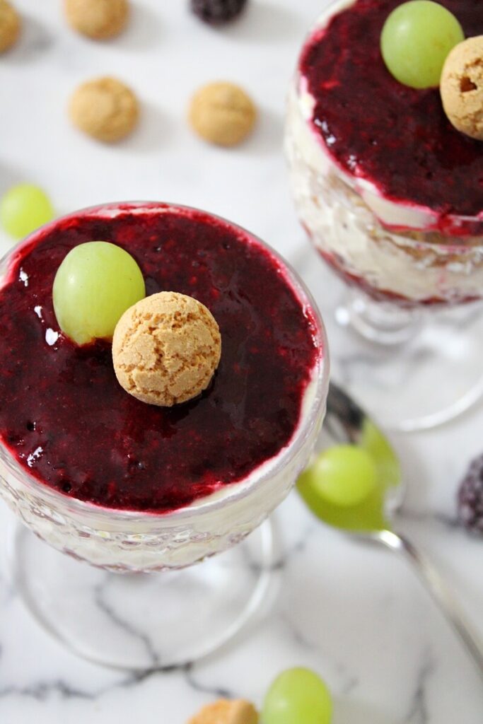 Brombeer-Trauben-Creme mit Amarettini