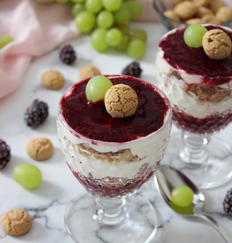 Brombeer-Trauben-Creme mit Amarettini