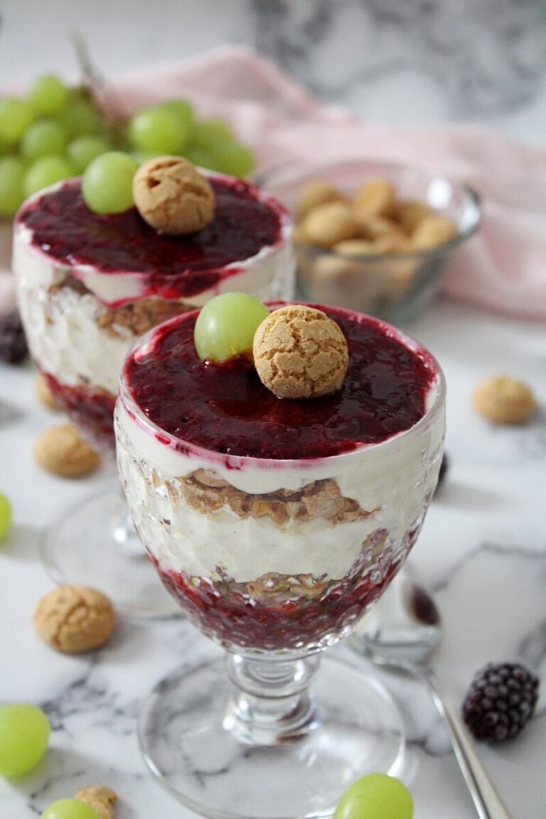 Brombeer-Trauben-Creme mit Amarettini Brombeer-Trauben-Creme mit Amarettini